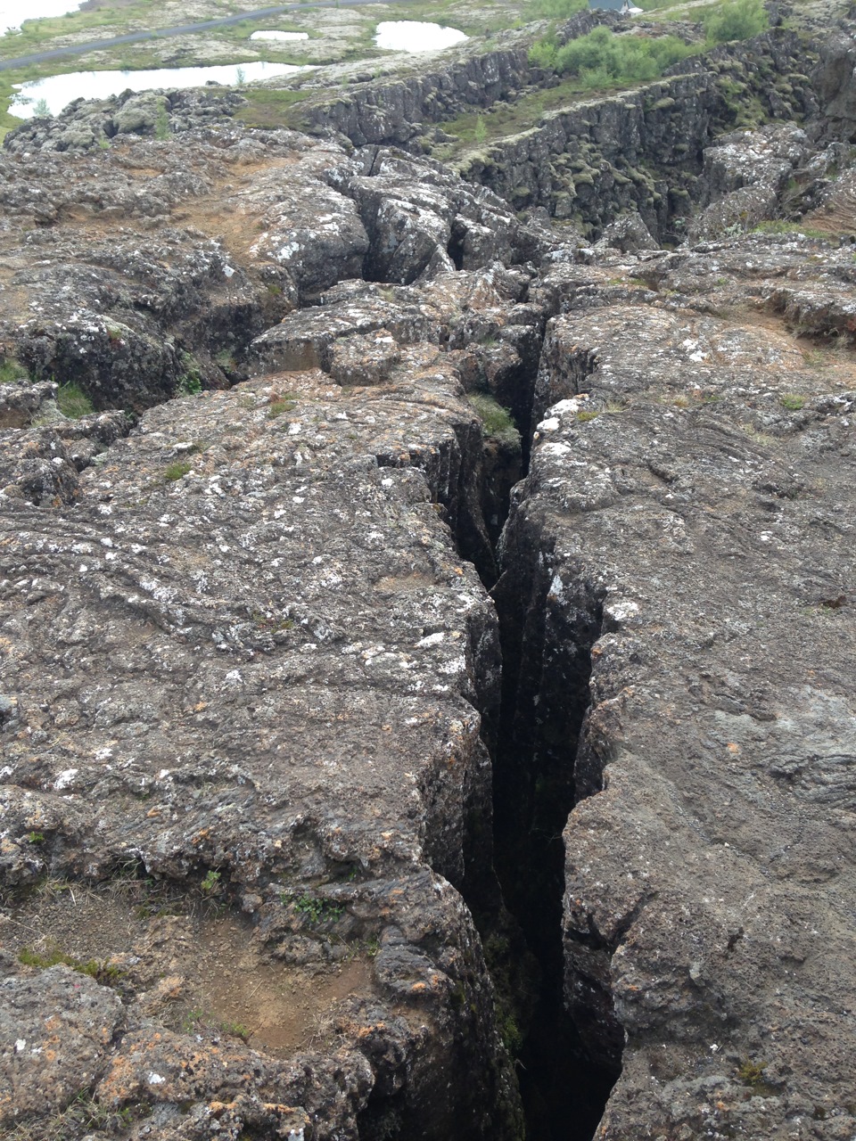 Геологическая трещина. Разлом земной коры Исландия. Разломы земной коры. Долина Тингвеллир разлом. Тектонический разлом в Исландии.