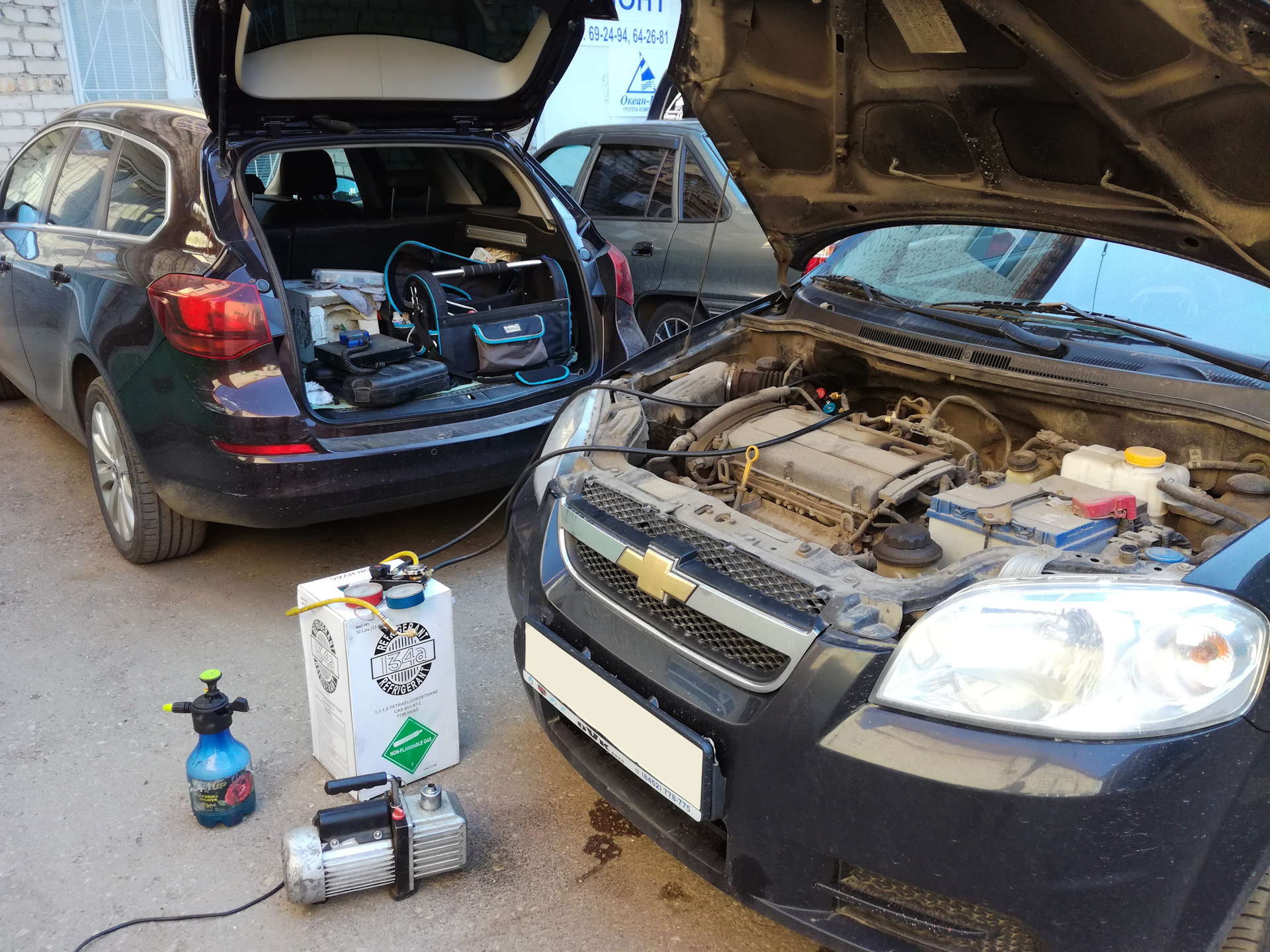 Хладагент шевроле лачетти. Утечка фреона лачетти. Шевроле лачетти фреон. Лачетти под капотом. Клапан кондиционера лачетти 1.