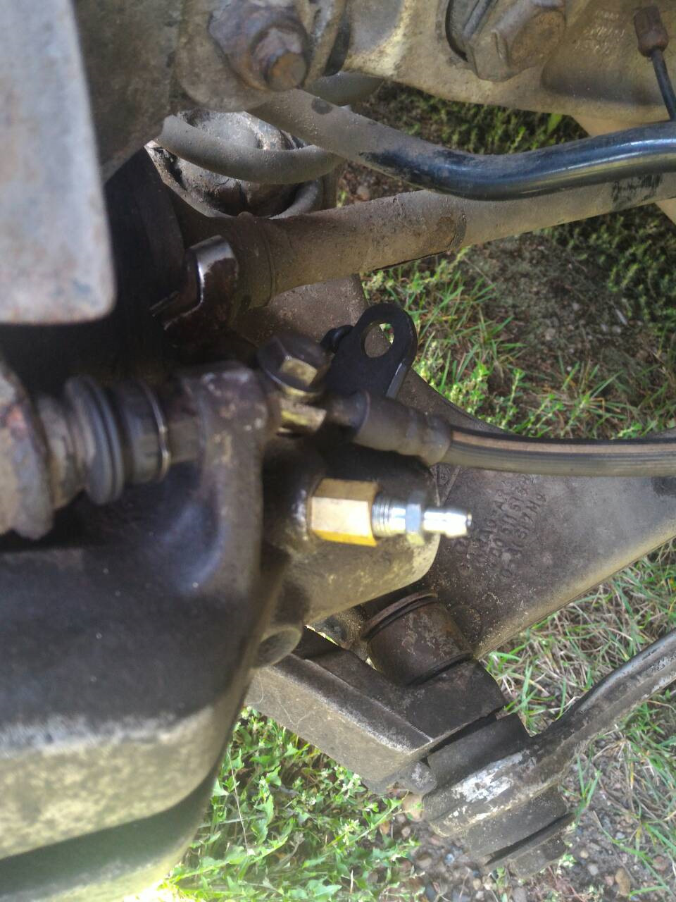 Восстановил сорванную резьбу в суппорте — Audi A8 (D2), 3,7 л, 1999 ...