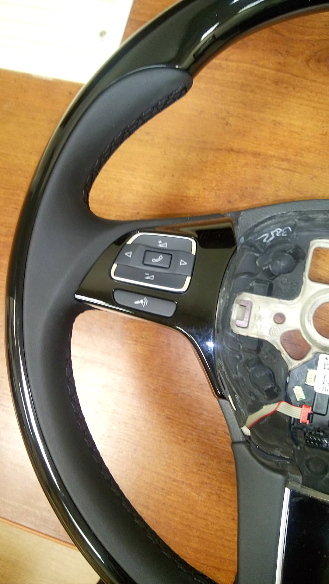 Руль volkswagen touareg nf. Деревянный руль на фольксваген туарег. Деревянный руль touareg nf. Руль под дерево туарег. Туарег деревянный руль.