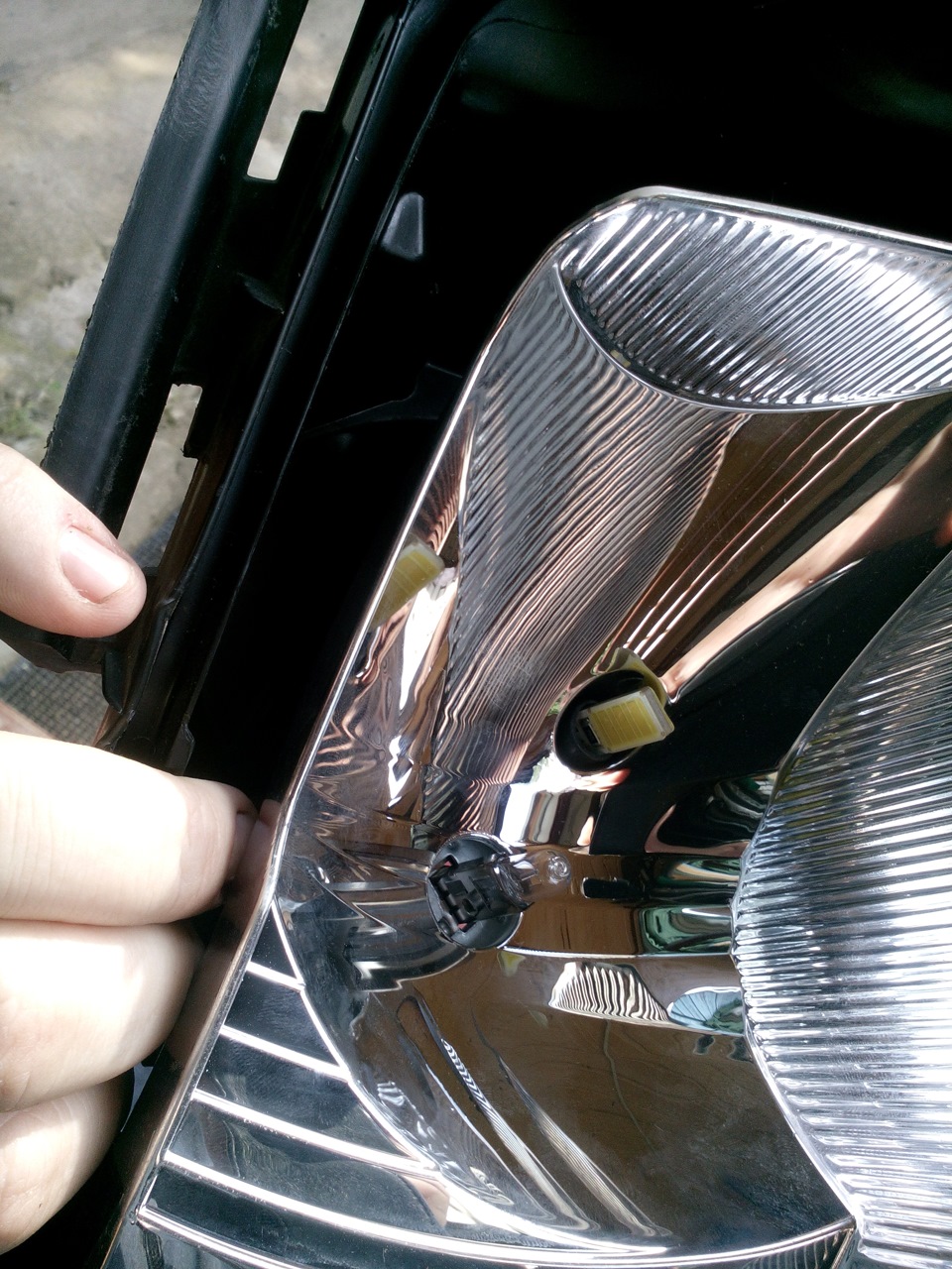 Фара акцент в разборе. Отражатель в фару рено меган 2. Стекло фары ссангйонг кайрон. Как вскрыть фару. Ниссан патрол y62 линза в фару.
