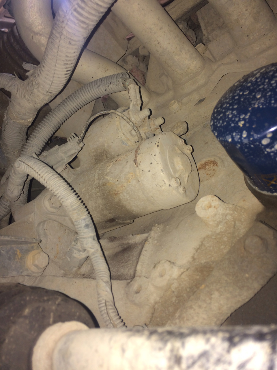 вид снизу, как то неожиданно отсутствует кочерга справа от стартера, зачем вообще она нужна. Может чтото важное держит? — Nissan Almera II (N16)