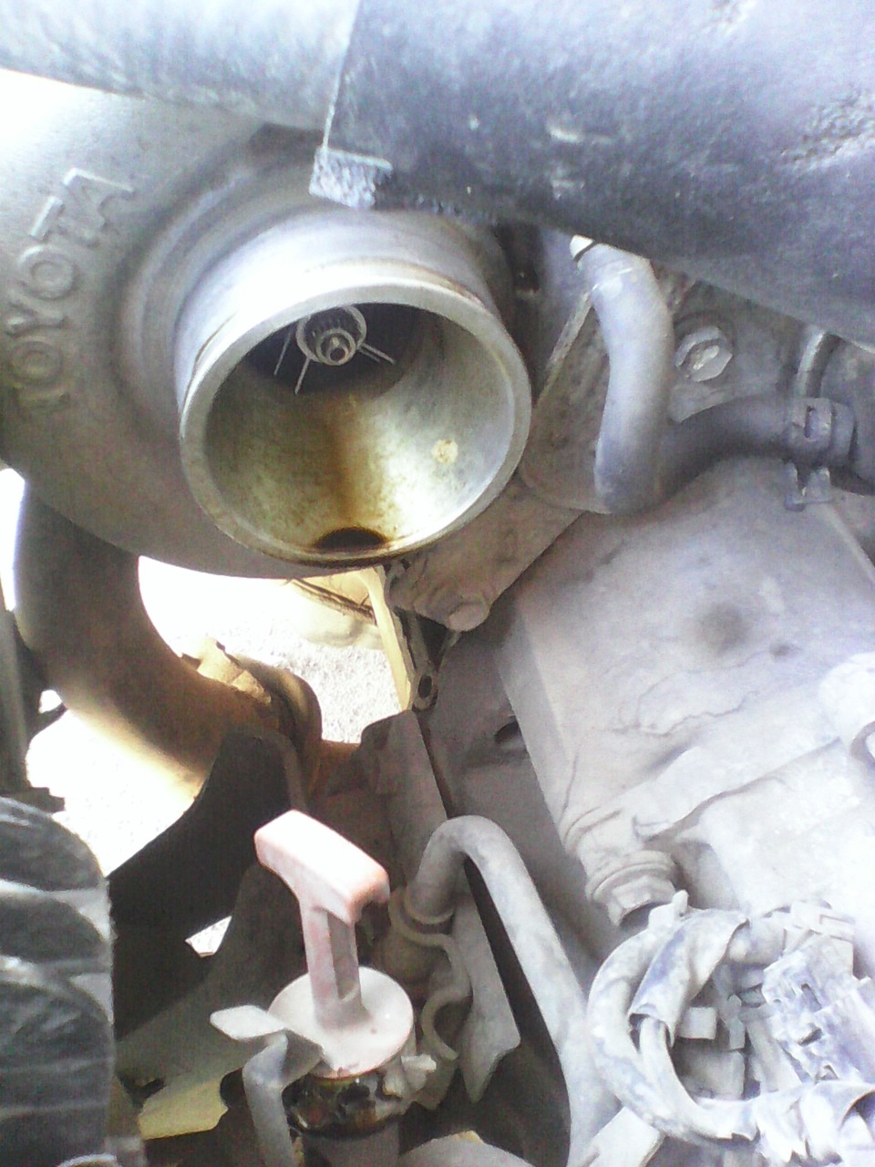 Турбина камаз 5490. Турбины гонят масло камаз. Vw golf 3 турбина гонит масло. Масло из сапуна. Форд рейнджер турбина.