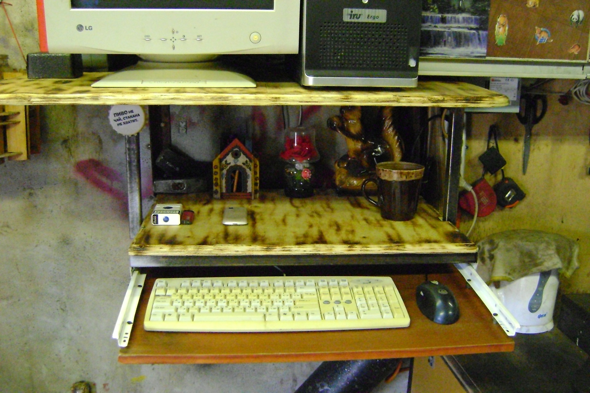 Пк в гараж. Гараж с мониторами. Компьютер в гараже размещение. Телевизор в гараже. Комп в гараже.