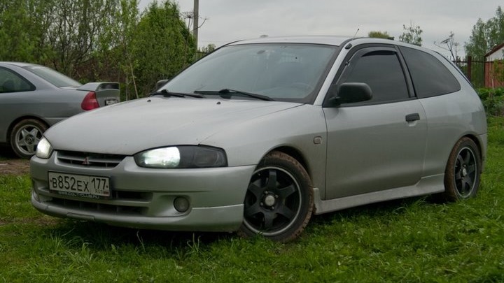 Mitsubishi Colt 5 stance