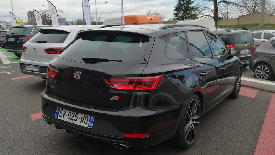 Настоящие выхлопные трубы, а не заглушки! Скоро таких машин не станет вообще, с таким темпом… — Audi A4 (B9)