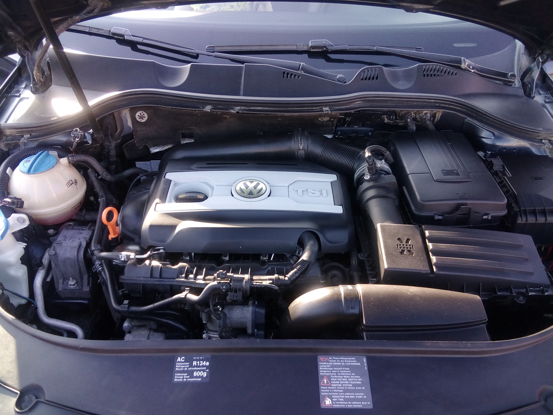Двигатель пассат б6 1.8. Фольксваген Пассат б6 1.8 TSI. Подкапотка VW Passat b6 1.6. VW Passat b6 подкапотное пространство. Двигатель Фольксваген Пассат б7 1.8 TSI.