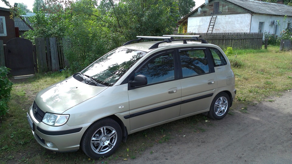 Авито 10. Hyundai Matrix 2008 багажник. Багажник на крышу Hyundai Matrix 2008 год. Лобовая на Хендай Матрикс 2008. Хундай Матрикс с прицепом.