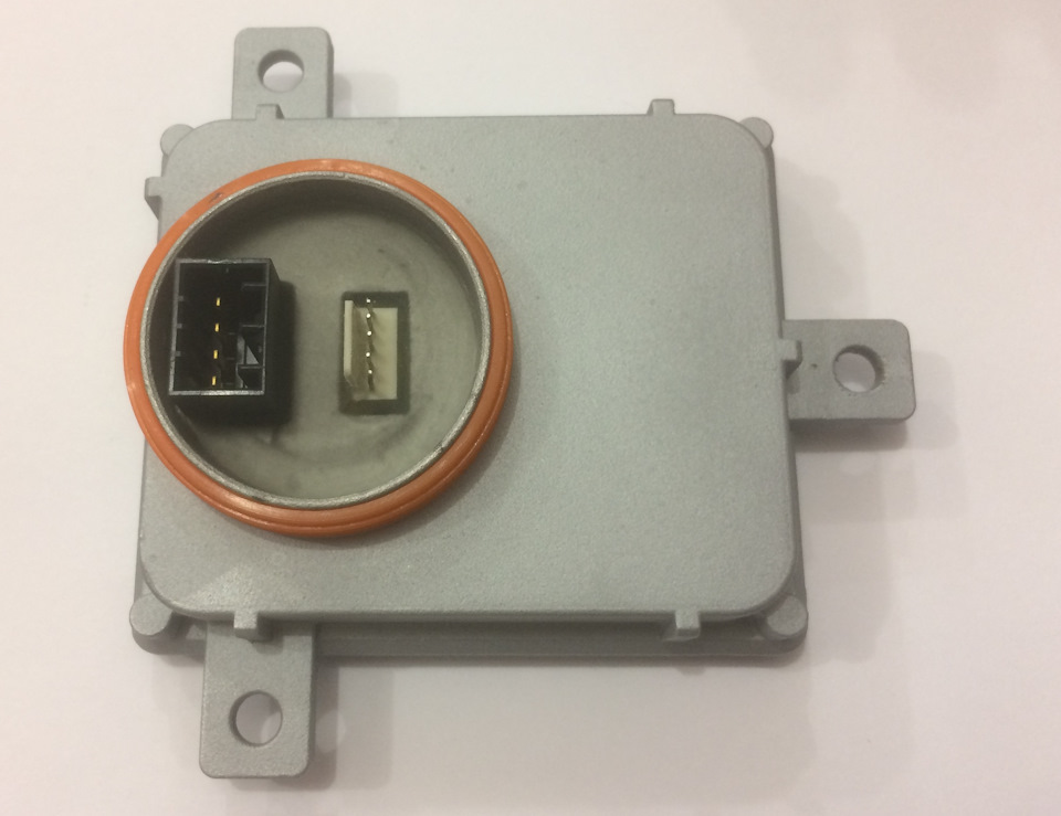 Припаиваем провода к разъёмам и закрываем блок — Audi Q7 (1G)