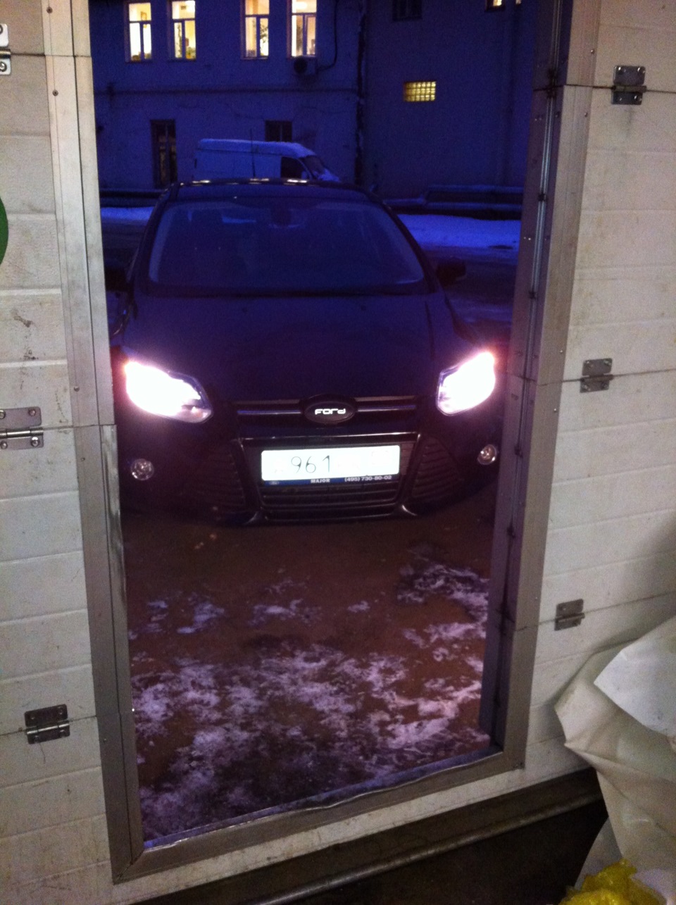 далой стоковый шильдик — Ford Focus Hatchback III, 1,6 л, 2013 года ...