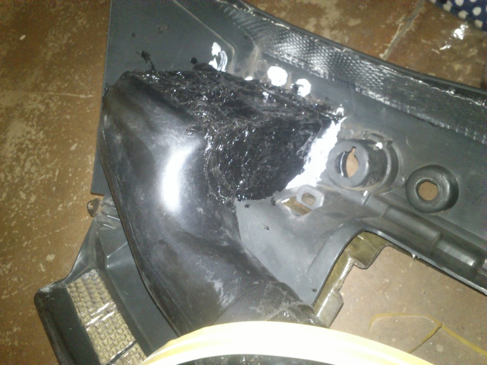 Нечего более долговечного чем скотч (полосками) и сверху обильно замазать селиконом придумать не смог! Зато герметично! — Lada 21093