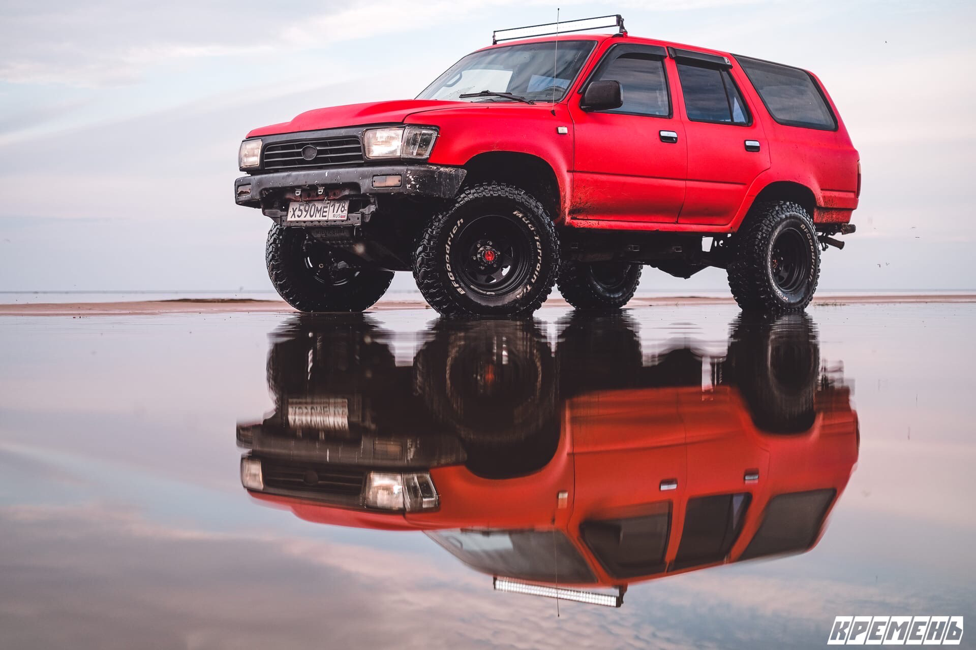 Toyota 4runner красная