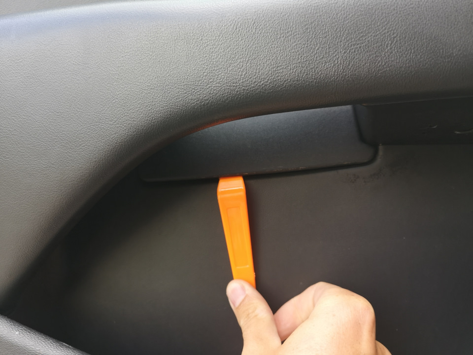 1. Поддевается заглушка — Volvo XC70 III