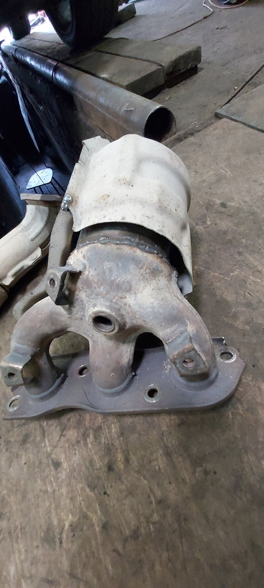 4. Катализатор аутлендер 3. 4 коллектор. Катализатор mitsubishi outlander xl 2. Mitsubishi outlander 1 катализатор.