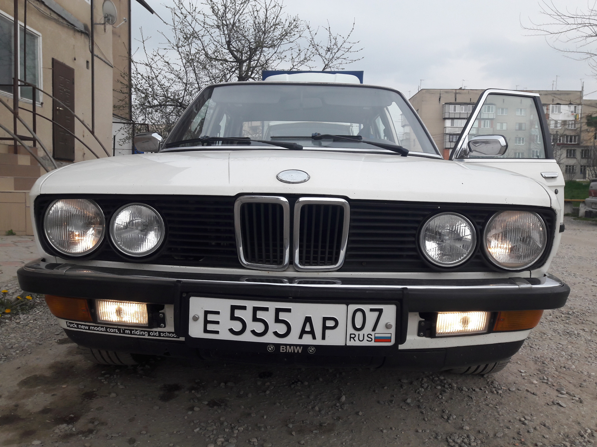 Bmw 2002 turbo новый. Бмв е30 333i. Старые фары бмв. Бмв е28 м5. Ангельские глазки бмв е30.