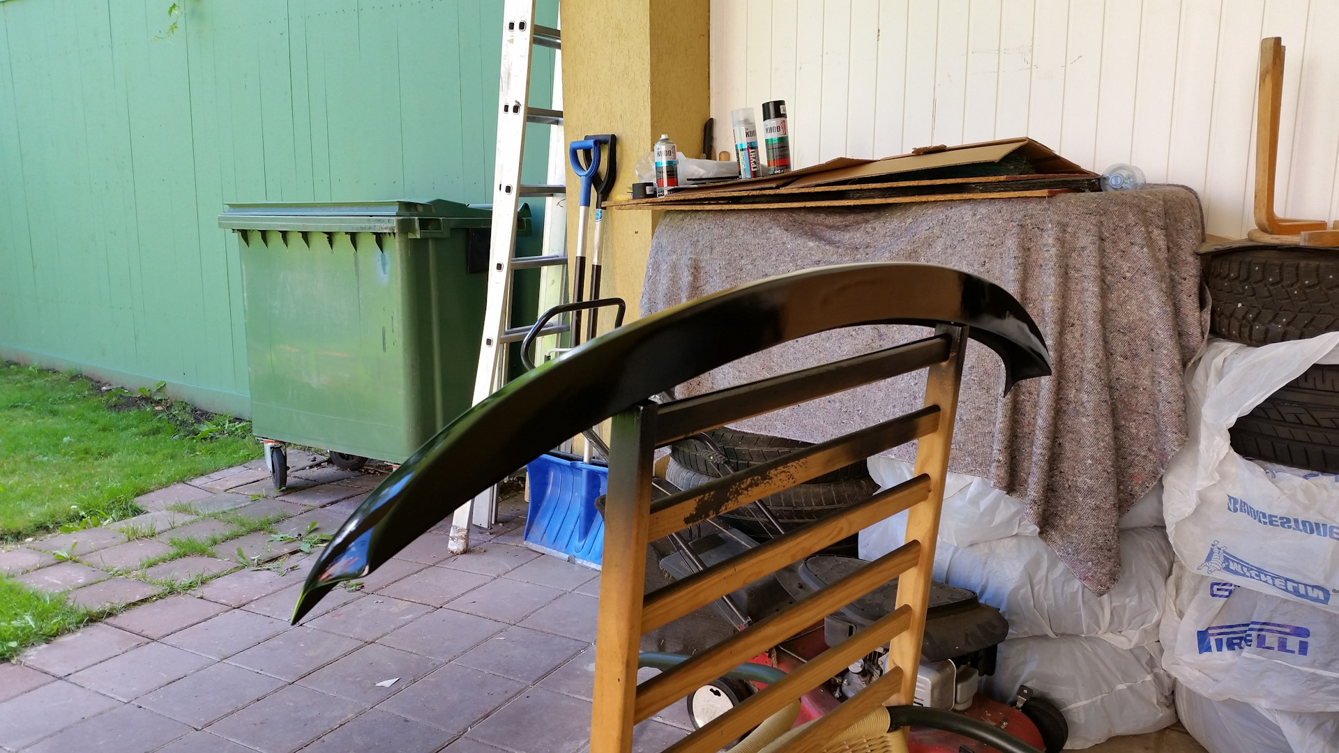 В какой цвет покрасить спойлер автомобиля красного цвета. Покраска спойлера. Покраска спойлера в красный глянец. Красим спойлер. Покраска спойлера своими руками.