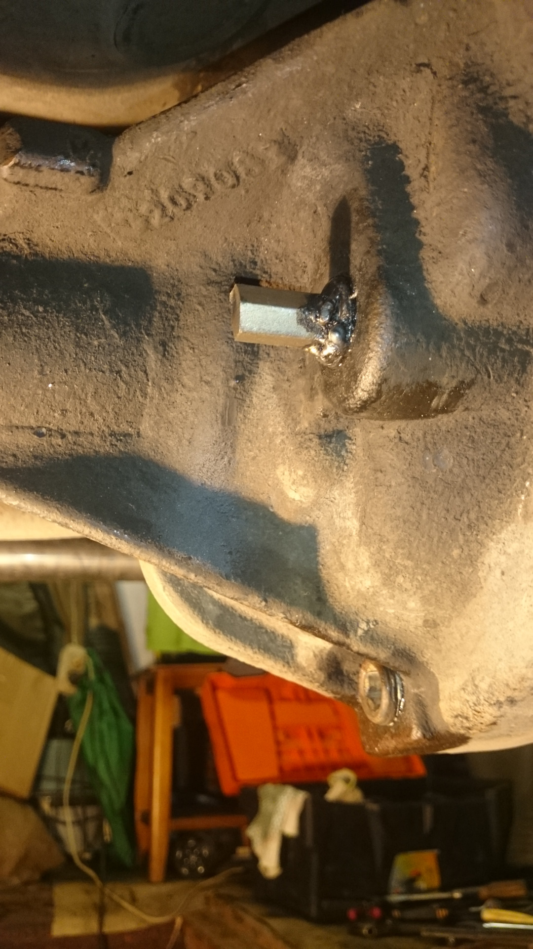 Пробки на мосты уаз. Заливная горловина на заднем мосту зил-130. Пробки на мосты уаз. Сливная пробка заднего моста уаз буханка. Пробки на мосты уаз.