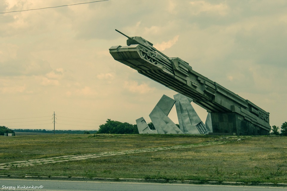 Тацинская. Мемориал прорыв Тацинская. Тацинский танковый рейд памятник. Памятник прорыв Тацинская. Стелла Тацинский танковый рейд.