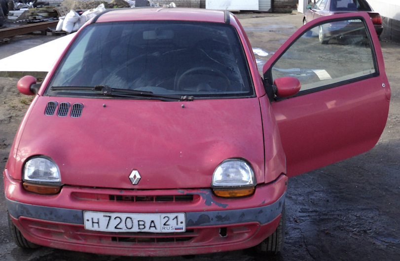 Исходный материал — Renault Twingo I. Запчасти на фото: 7208А