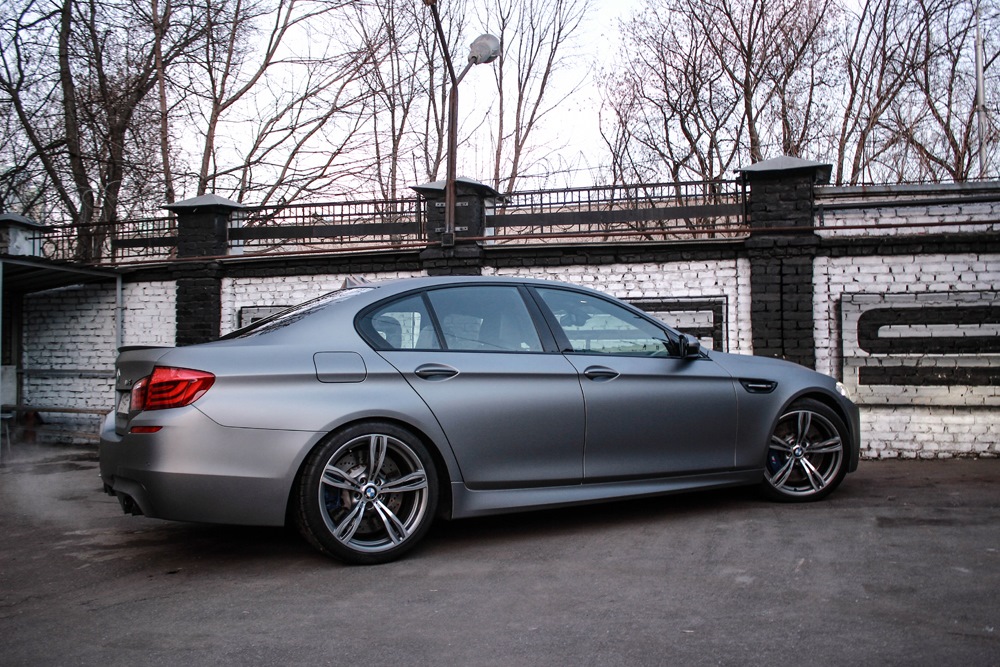 10 grey. BMW f10 серая. BMW m5 f10 Grey. BMW f10 матовый серый. BMW 5 f10 серый матовый.