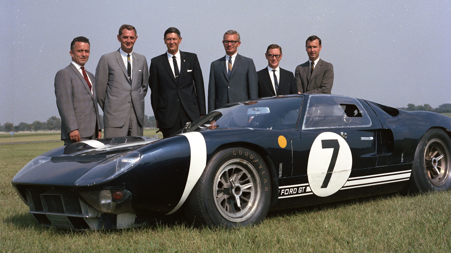 Ford GT40 фото 1964 года , рядом команда менеджеров Форда Ford GT40 фото 1964 года , рядом команда менеджеров Форда