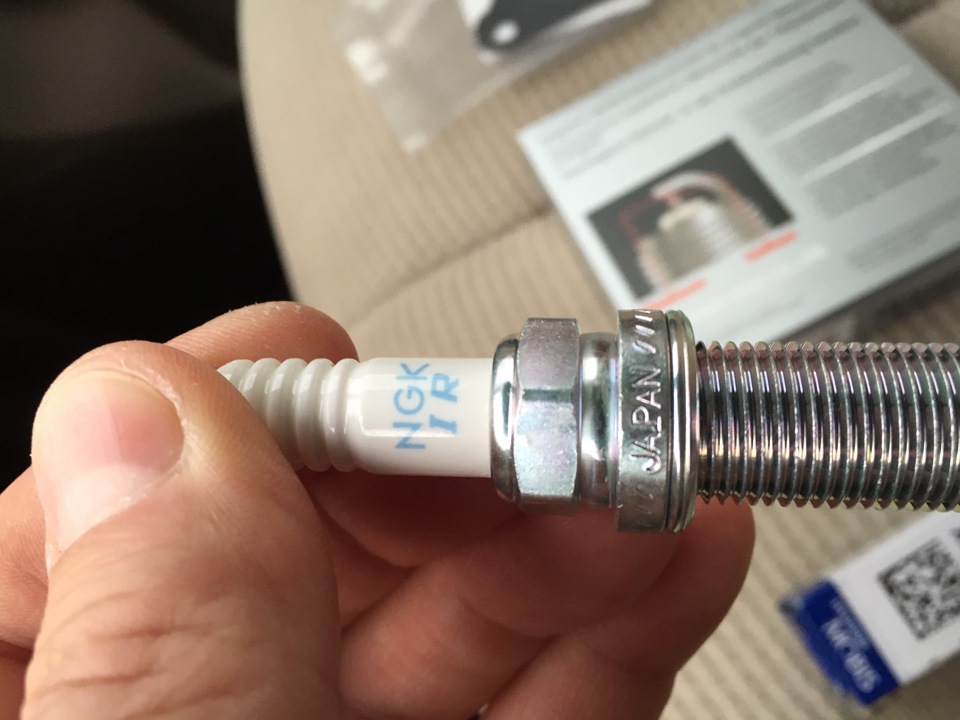 Подготовка к замене иридиевых свечей зажигания. — KIA Carnival (2G), 2 ...