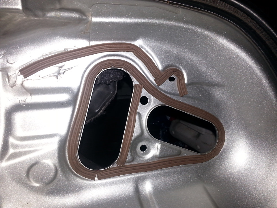 Вода в карманах багажника, 25 руб и немного времени решит проблему ...