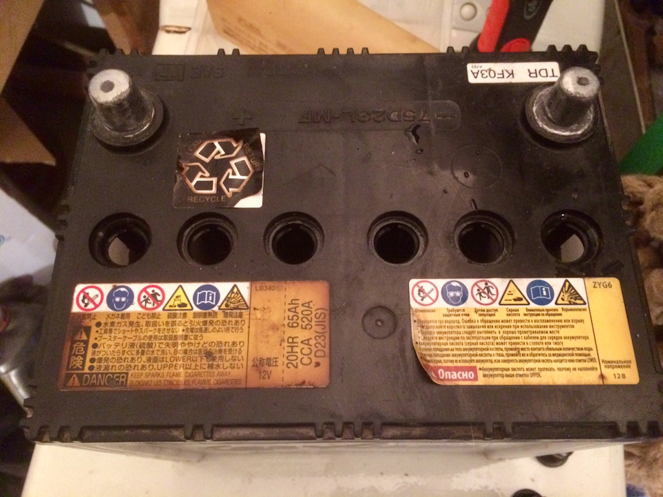 Открутил колпачки и долил, где это требовалось, дистиллированной воды — Mazda 3 (2G) BL