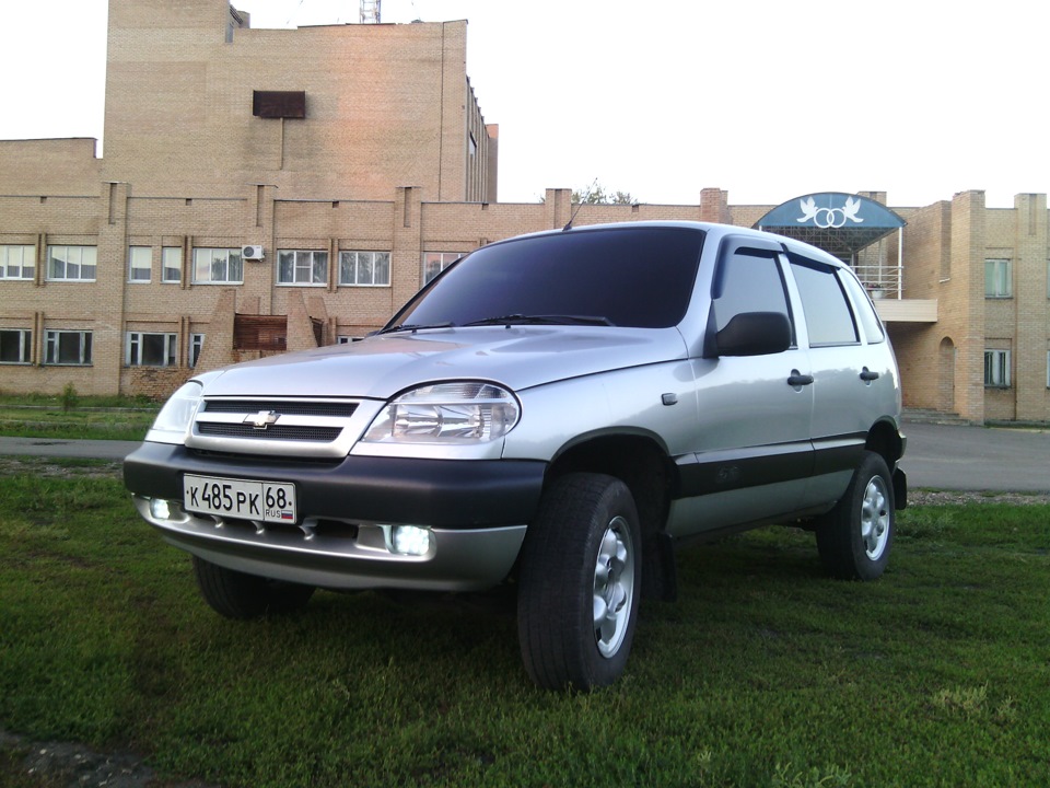 Тонировка нива шевроле. Нива Шевроле 2008 тонированная. Chevrolet Niva тонированная. Нива Шевроле в тонере. Нива Шевроле 2023 тонированная.