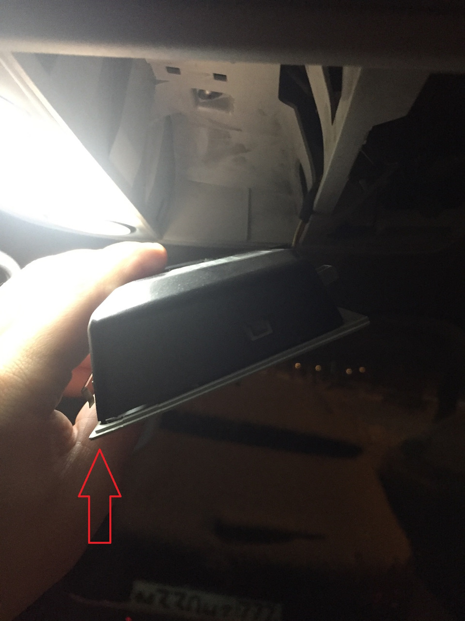 2. Потолочный пульт снимается так же — Volkswagen Multivan (T5)