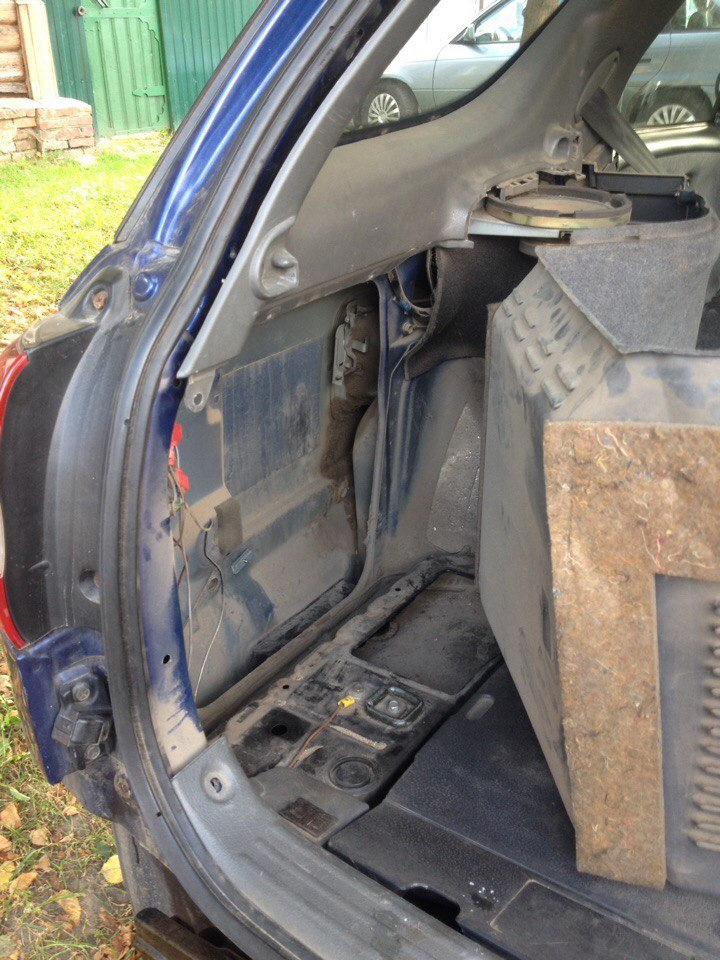 Как подобраться к лючку бензобака — Suzuki Baleno, 1,9 л, 2000 года ...