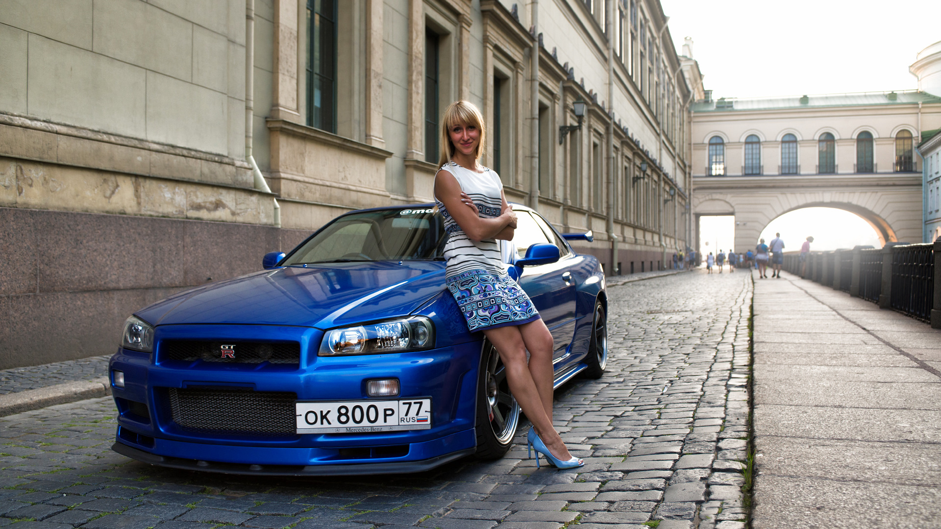 Nissan Skyline GTR r34 и девушка