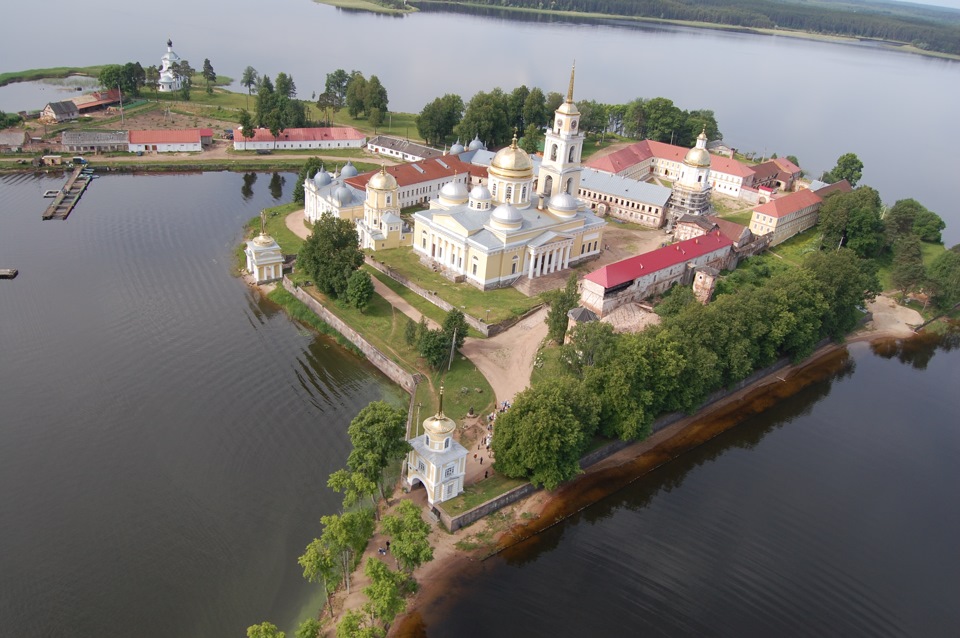 Валдай тверь. Валдай Нило Столобенская пустынь. Валдай монастырь на острове. Валдай Тверская область Иверский монастырь. Валдай озеро Селигер.