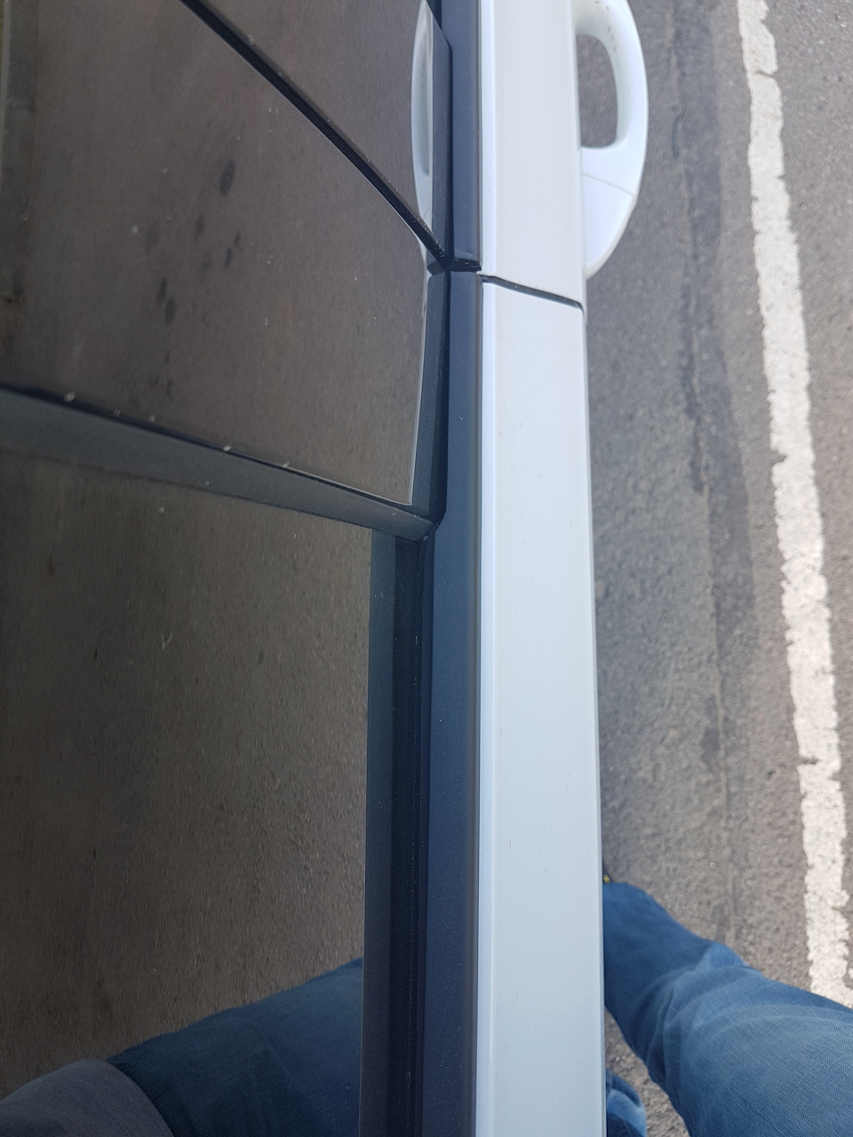 криво установлен нижний уплотнитель — Skoda Octavia A7 Mk3