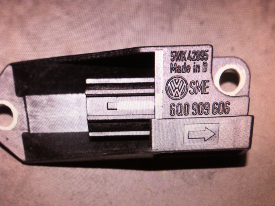 600909606 Датчик удара 5WK42899 Volkswagen T5 VAG | Запчасти на DRIVE2