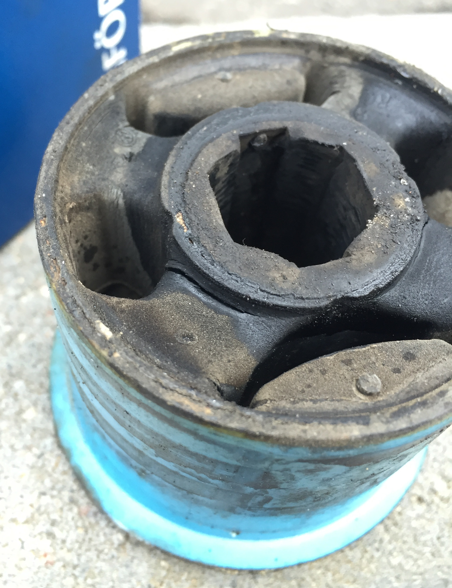 Фольксваген пассат сайлентблоки передних рычагов. Сайлентблоки передних рычагов пассат б3. Tesla model 3 сайлентблоки переднего рычага. Сайлентблоки рычагов пассат б3. Сайлентблоки фольксваген пассат 2006.