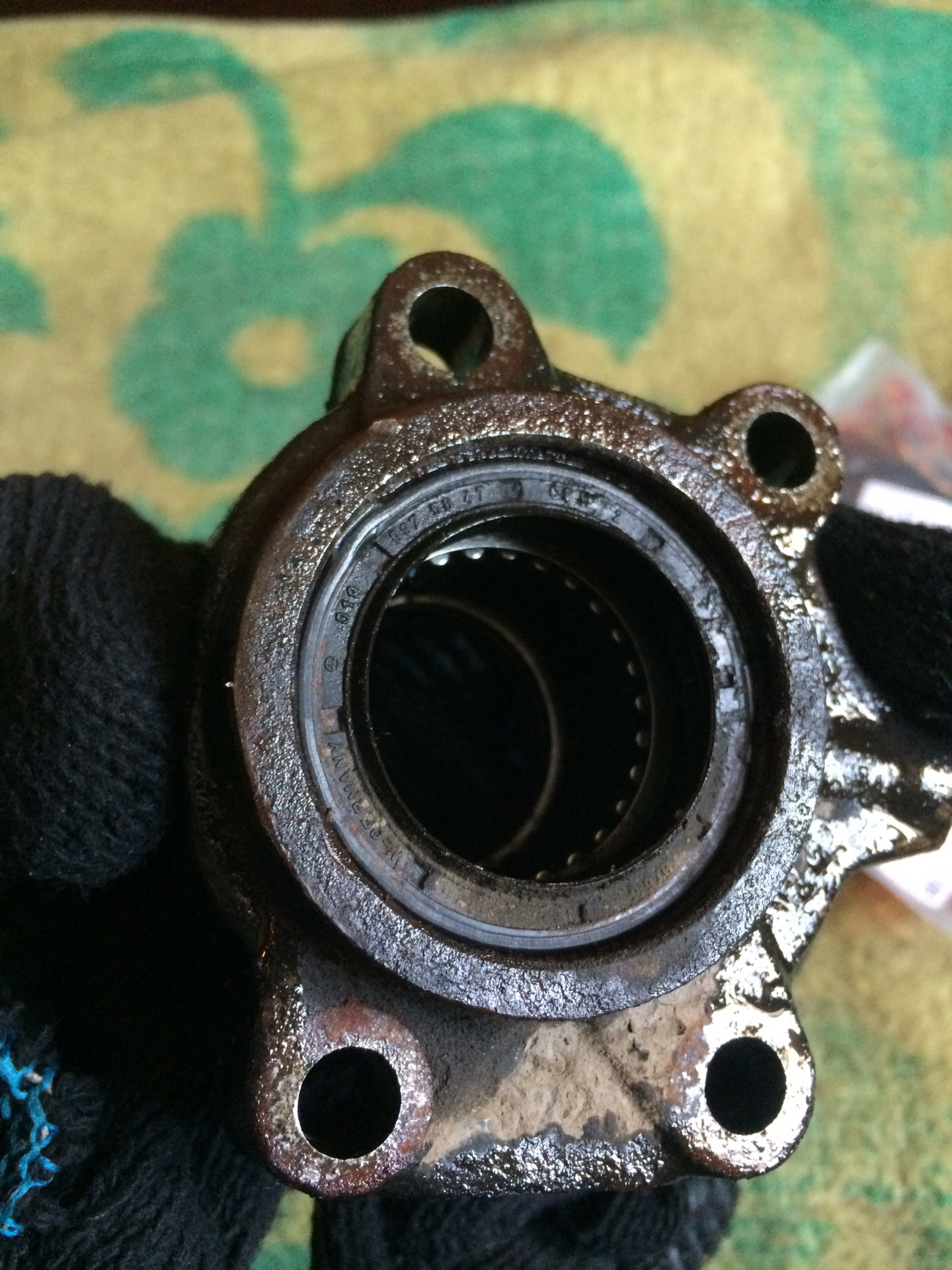 Выдавило сальник вала рулевого редуктора (замена) — Mercedes-Benz C ...