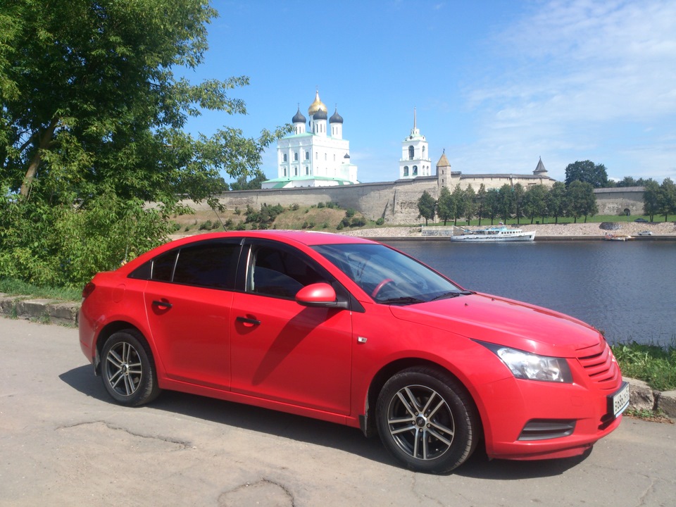 Chevrolet Cruze красный с черной крышей