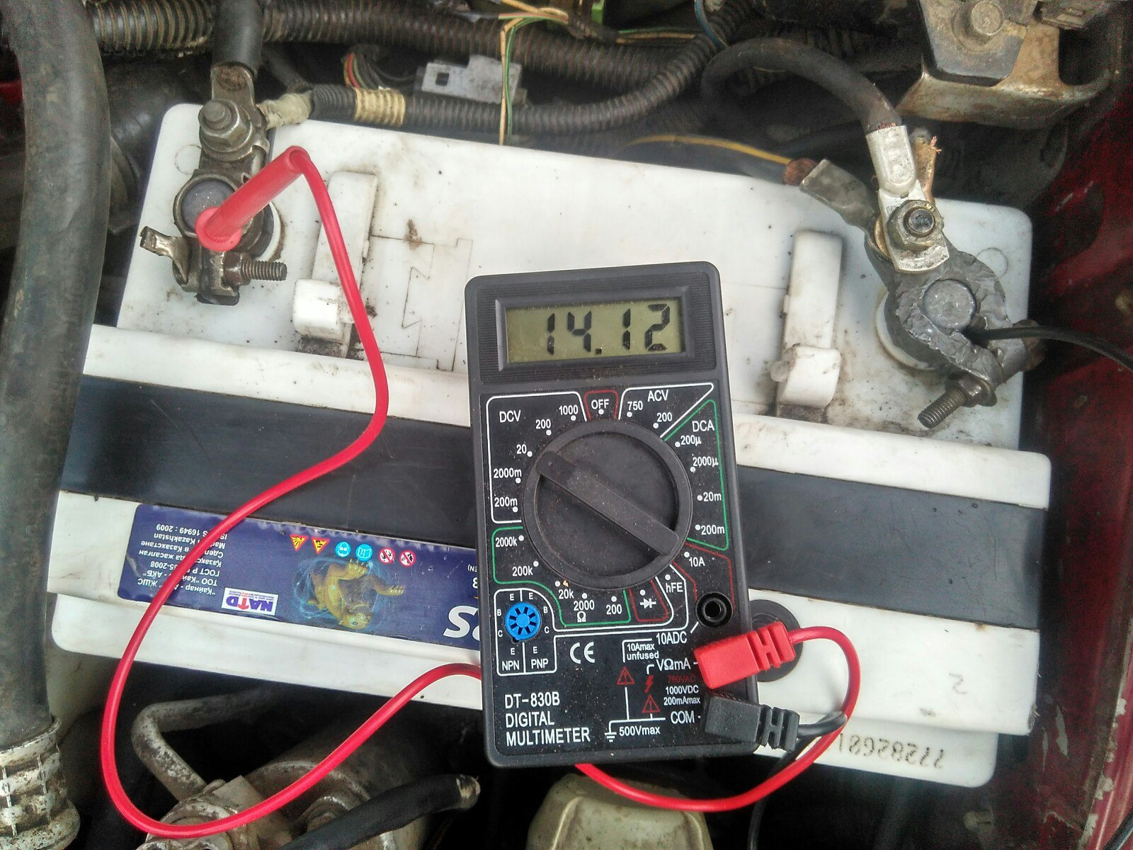 Машина не заводится горит аккумулятор. Индикатор зарядки аккумулятора на ВАЗ 2110. Лампочка индикатор заряда аккумулятора ВАЗ 2110. Лампа заряда аккумулятор 2106. ВАЗ 2107 нет зарядки АКБ.