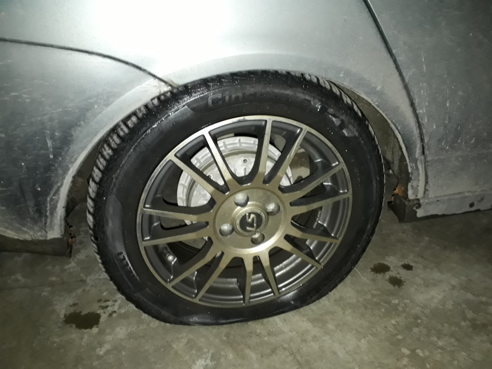 2 боковых пореза и треснутый диск — Lada Приора седан, 1,6 л, 2009 года ...