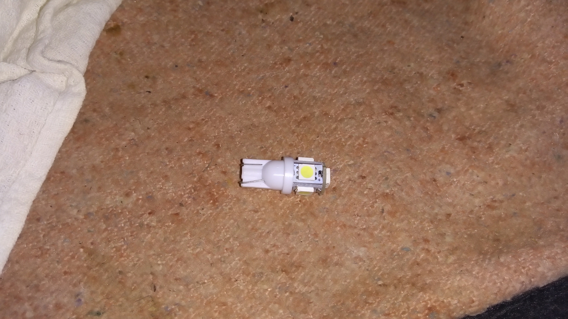 Перегорела подсветка номера — Renault Duster (1G), 2 л, 2013 года ...