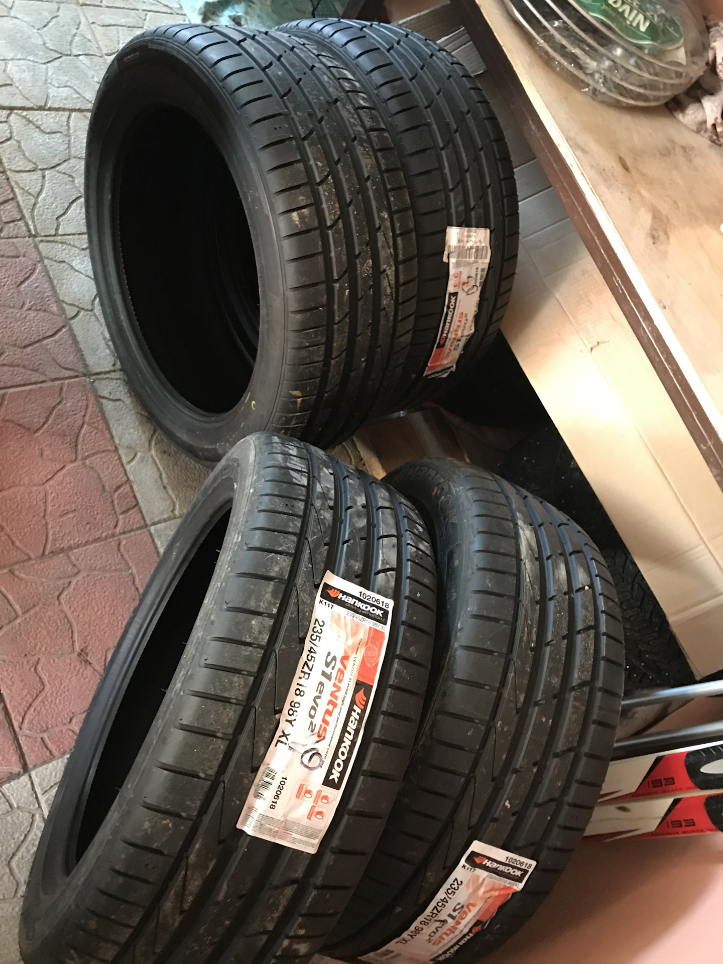 Шины похожие на hankook evo3 r18. Hankook 235 45r18. Hankook 235 45r18. Летняя резина hankook ventus v12 235/60/r16. 235/45 r18 94v расшифровка.