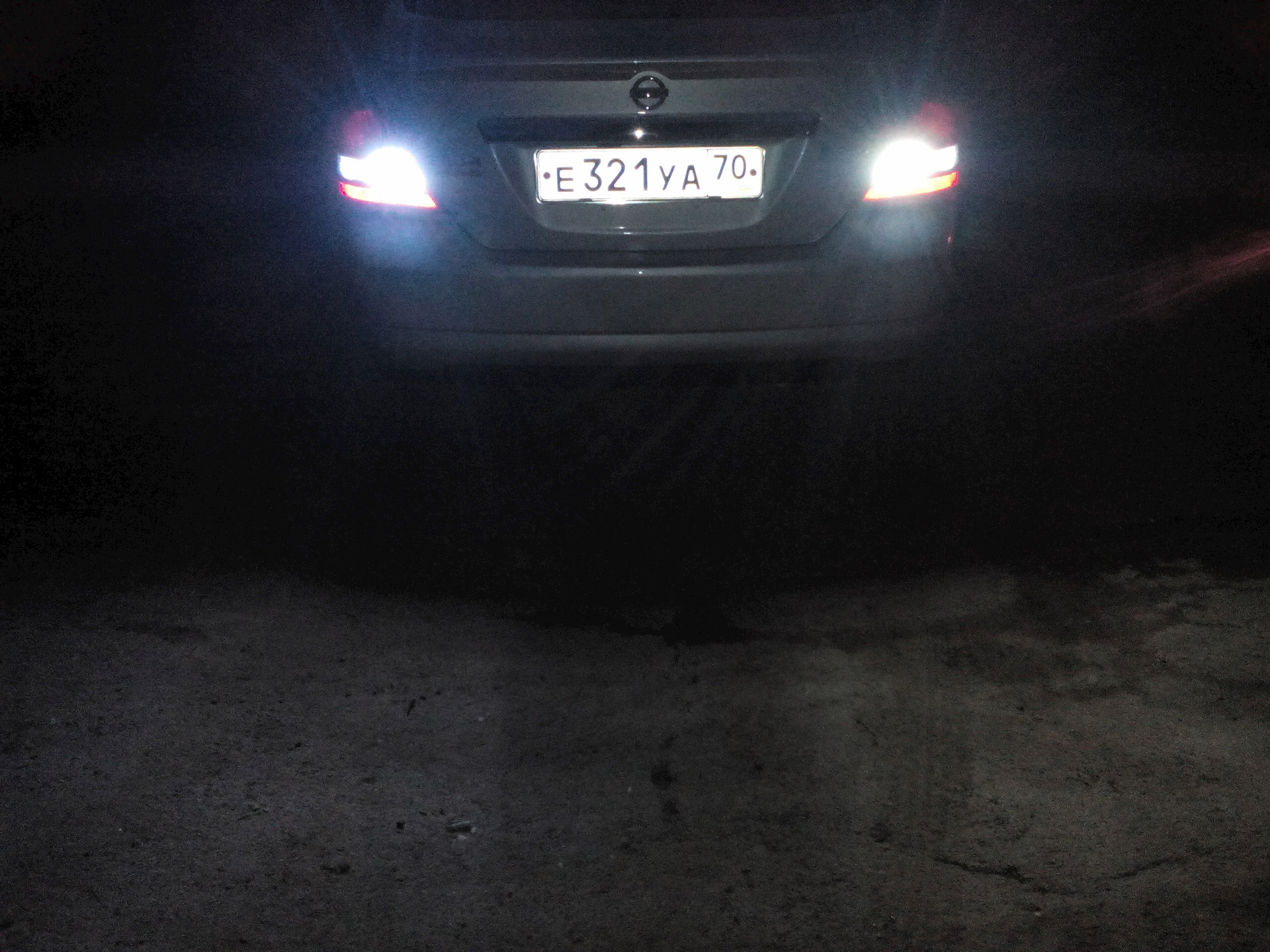 Nissan tiida лампа заднего хода. Лампы на ниссан тиида 2007. Задний ход тиида. Задний ход тиида. Фонарь заднего хода ниссан тиида.