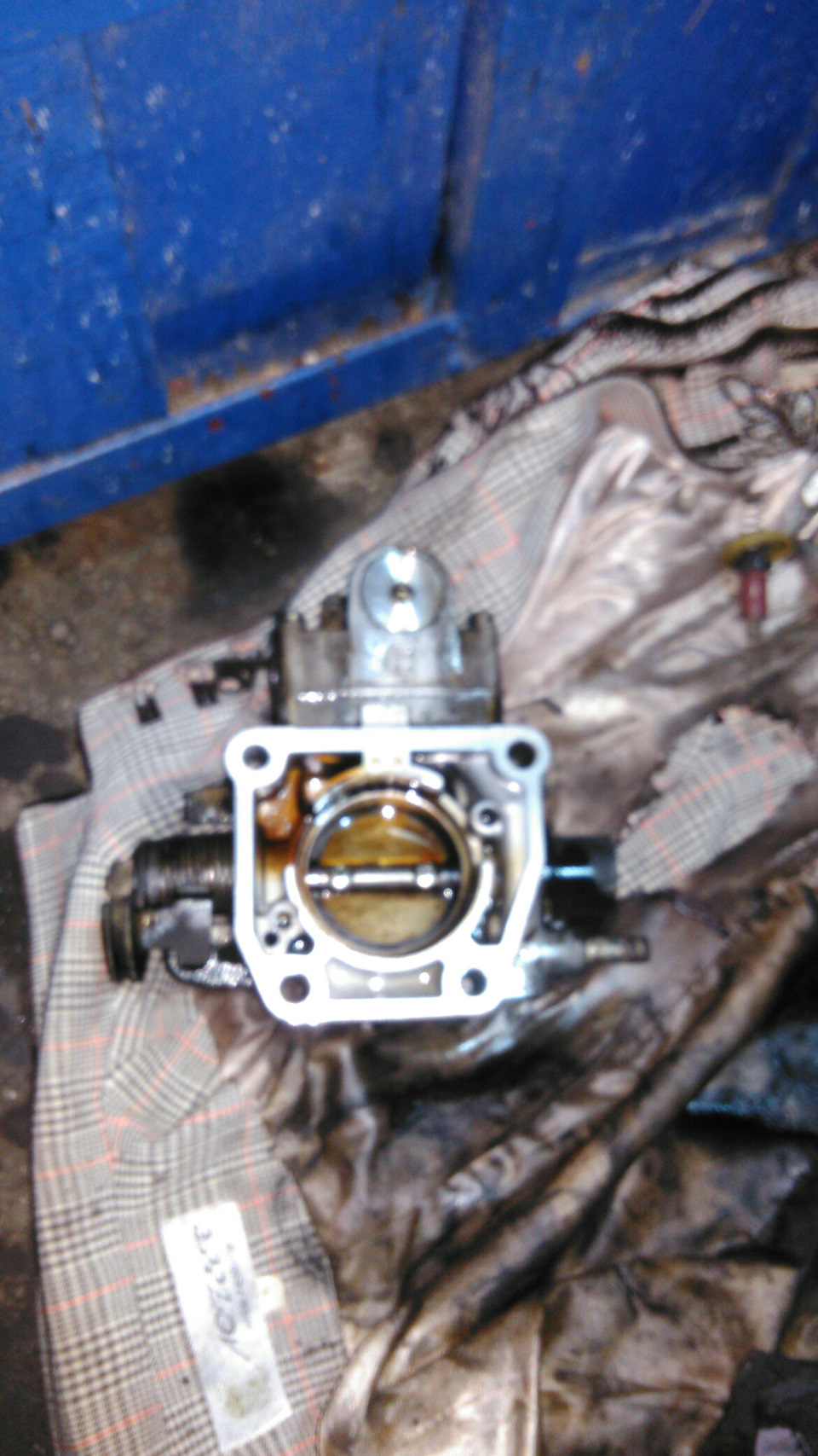 Чистка дросельной заслонки. — Mazda 626 IV (GE), 1,8 л, 1994 года ...