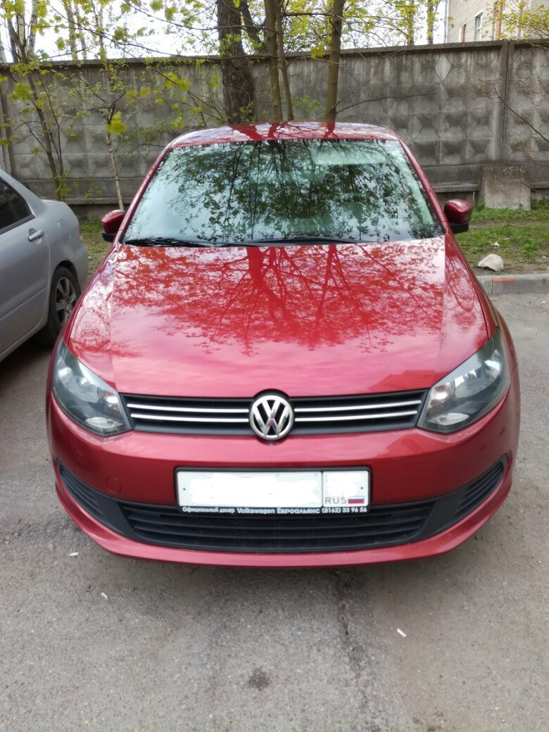 VW Polo sedan 2014 красная