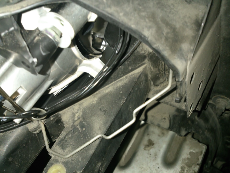 Замена лампы габарита в левой фаре — Volkswagen Passat B6, 1,8 л, 2008 ...