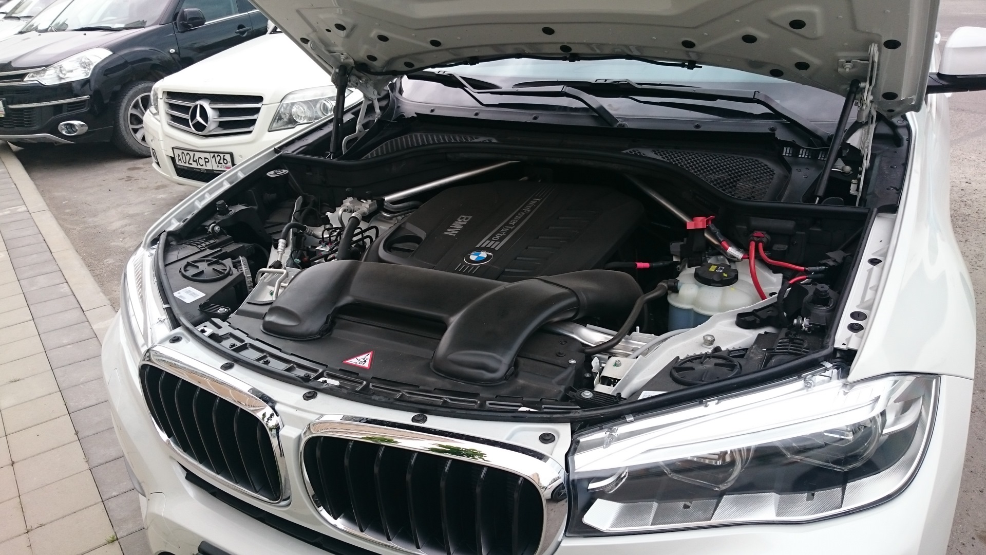 Замена капота бмв. BMW x6 f мотор. BMW x6 f16 под капотом. Подкапотное пространство BMW x6 f16. BMW x5 g05 под капотом.