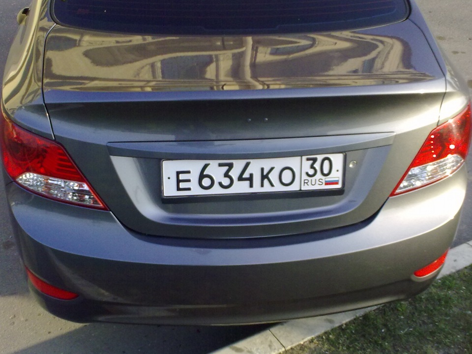 Без шильдика. Hyundai Solaris без шильдиков. Шильдик Hyundai Solaris на багажник. Снятие шильдиков с багажника Hyundai Solaris 1. Солярис 1 рест без шильдиков.