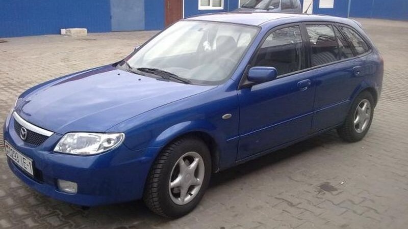 Мазда 323 синяя
