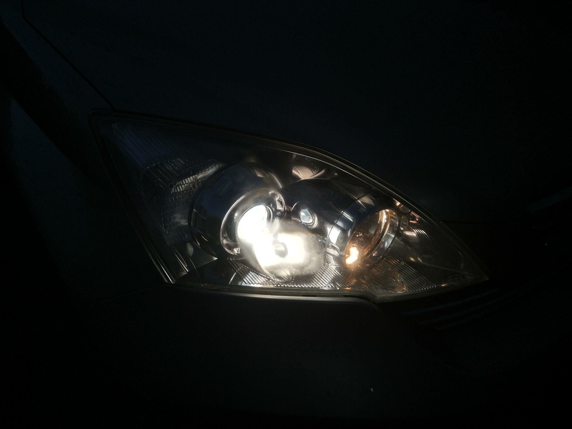 Ксенон срв 3. Honda CR-V 2011 лампа ближнего света. Лампа ближнего света Honda CR-V 2. Держатель лампы ближнего света Honda CRV 2012. Крепление лампы ближнего света Хонда ЦРВ 3.